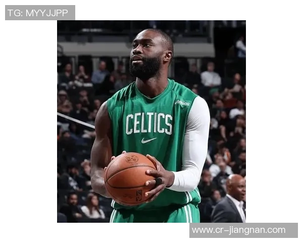 杰伦布朗轻松发挥9投5中贡献15分7篮板4助攻展现全能实力